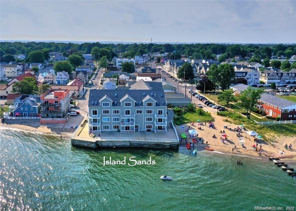 12 Naugatuck Ave in Milford, CT - Building Photo