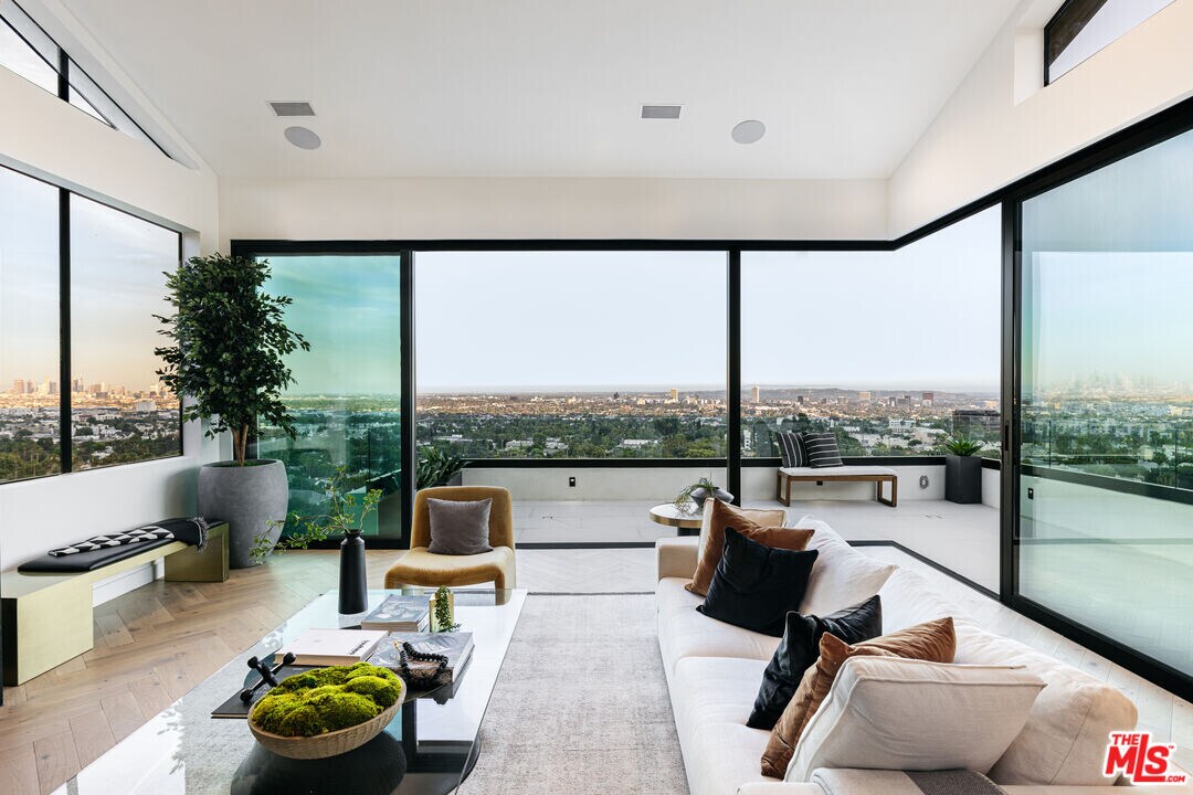 7866 Fareholm Dr in Los Angeles, CA - Building Photo
