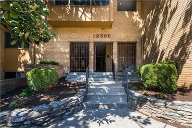 2501 Brownsboro Rd in Louisville, KY - Building Photo - Building Photo