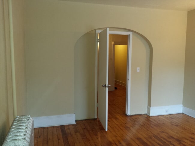 26 S Church St, Unit 1 in Carbondale, PA - Foto de edificio - Building Photo