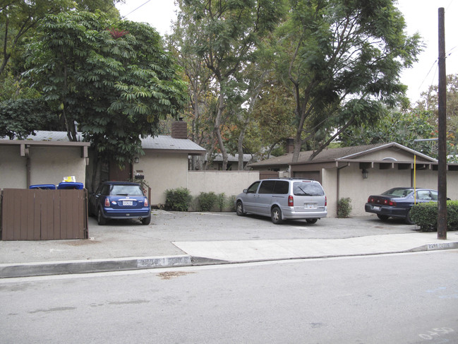 2290-2300 Holly Dr in Los Angeles, CA - Building Photo - Building Photo