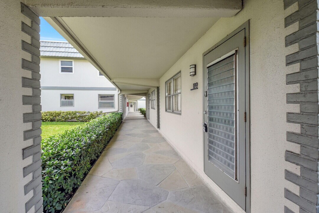 199 Flanders Ln E in Delray Beach, FL - Building Photo