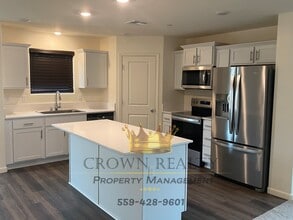 2244 Samuel St in Hanford, CA - Building Photo - Building Photo