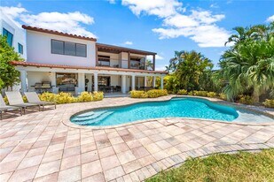 7536 W Treasure Dr in North Bay Village, FL - Building Photo