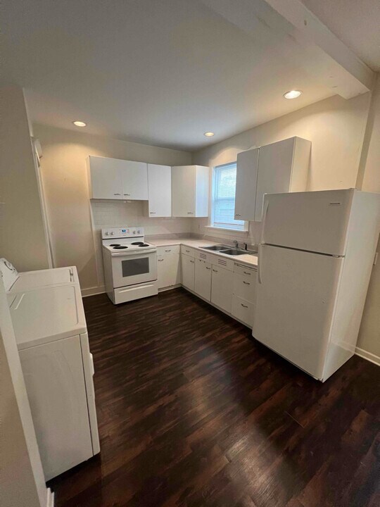 319 E Van Buren St in Ohio, IL - Building Photo