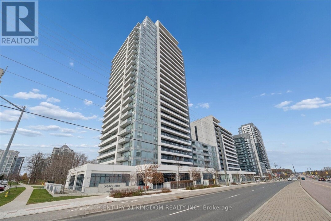 7890 Bathurst St in Vaughan, ON - Building Photo