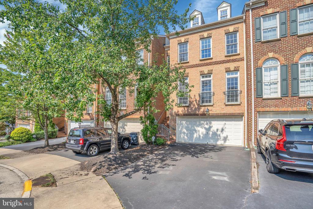 12410 Meadow Field Dr in Fairfax, VA - Building Photo