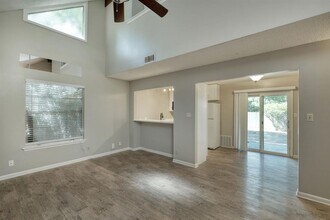 2711 St Edwards Cir in Austin, TX - Foto de edificio - Building Photo