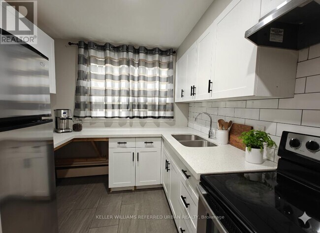 2979 Lawrence Ave E in Toronto, ON - Building Photo - Building Photo