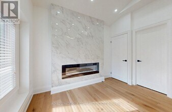 12 Kemano Rd in Aurora, ON - Building Photo - Building Photo