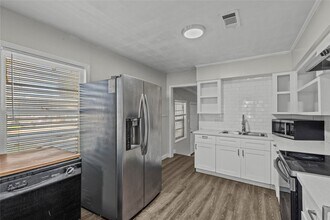 1916 N Logan St in Texas City, TX - Building Photo - Building Photo