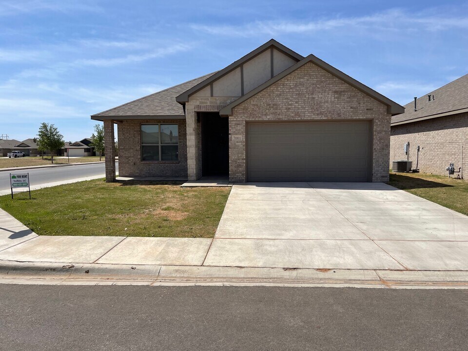 7001 21st St in Lubbock, TX - Building Photo