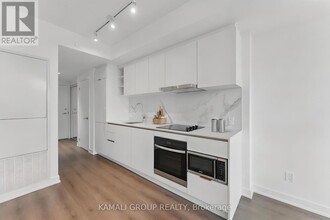 8-1118 Wellesley St W in Toronto, ON - Building Photo - Building Photo