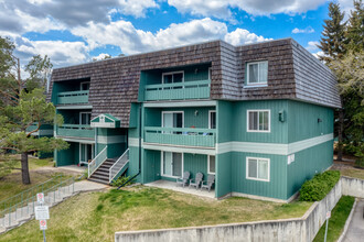 Southhampton Green Condominiums in Calgary, AB - Building Photo - Building Photo