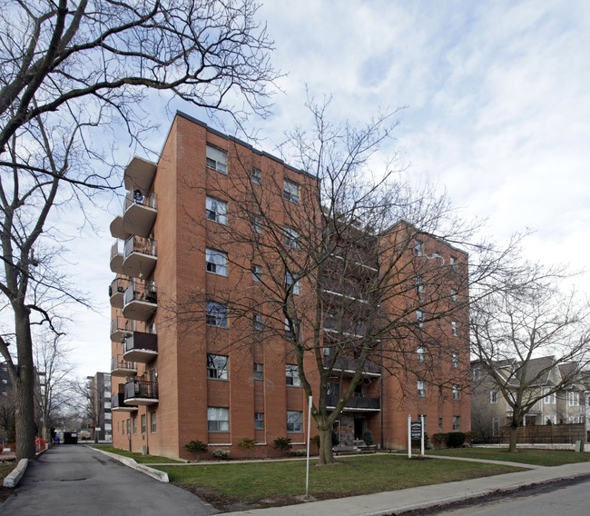 Lakeside Apartments in Oakville, ON - Building Photo - Building Photo