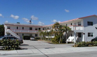 1531 S Federal Hwy in Lake Worth, FL - Foto de edificio - Building Photo