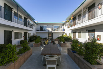 Ocean Palms Apartments in San Diego, CA - Foto de edificio - Building Photo