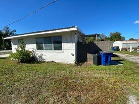 1746 Pacific Ave in North Fort Myers, FL - Building Photo