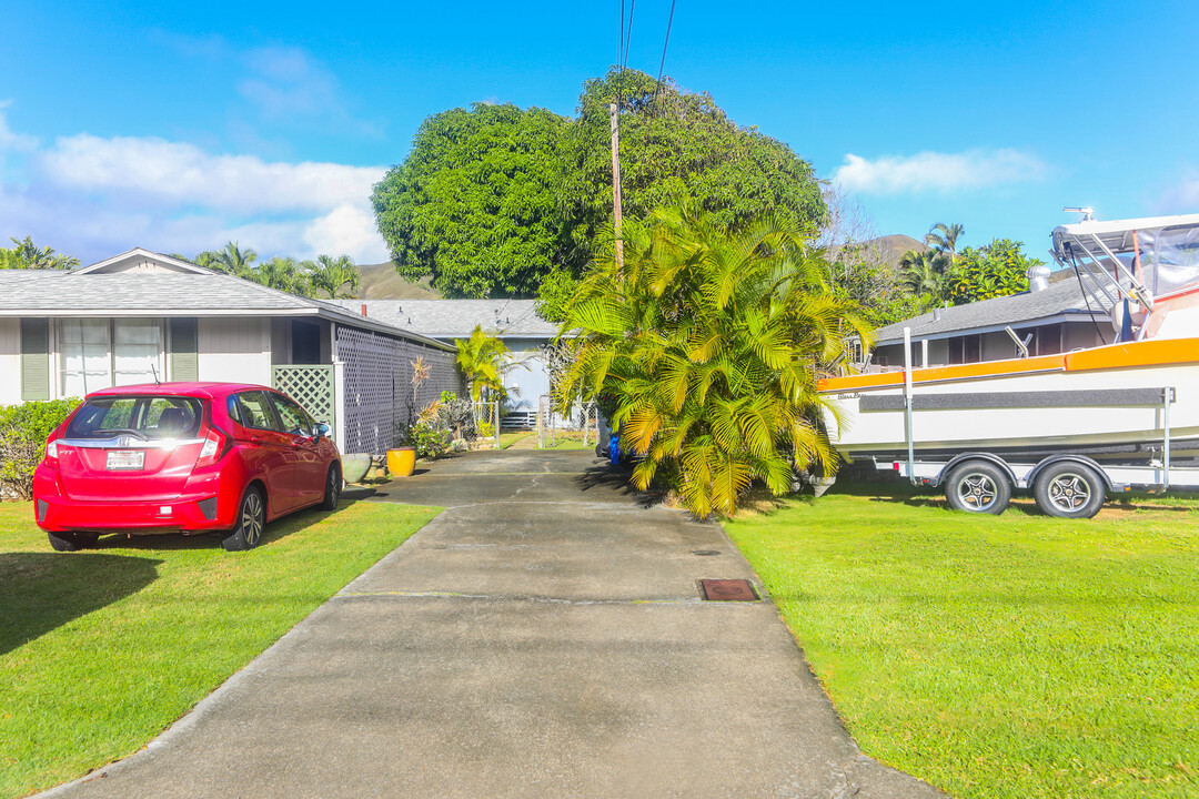 560 Kaha St in Kailua, HI - Foto de edificio