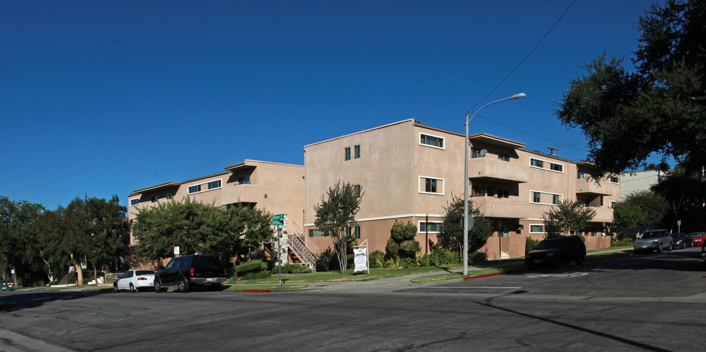 Versailles Apartments in Burbank, CA - Foto de edificio