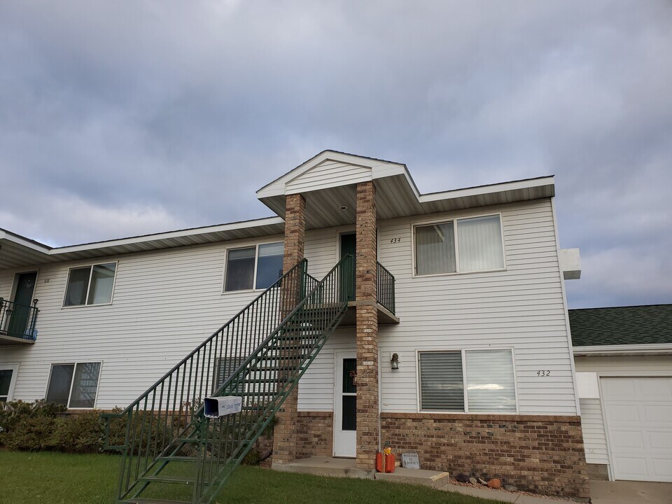 438 Western Ave in Fergus Falls, MN - Building Photo