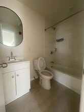 105 Chandler Ave, Unit 2 in Roselle, NJ - Foto de edificio - Building Photo