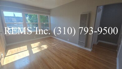3009 1/2 Brighton Ave in Los Angeles, CA - Building Photo - Building Photo