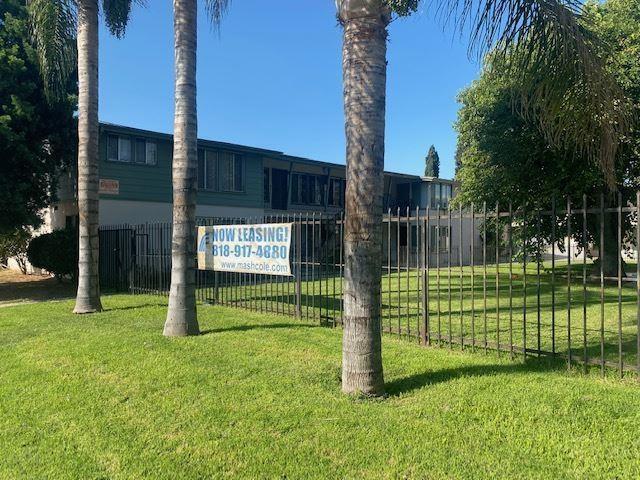 Woodman Apartments in Van Nuys, CA - Foto de edificio