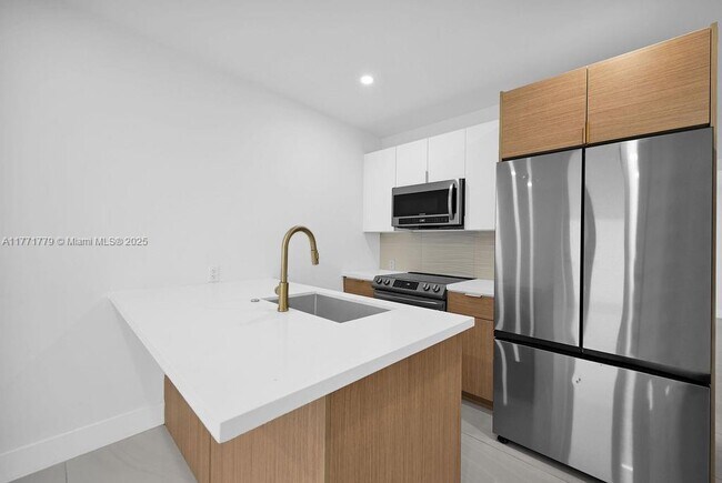 570 NW 48th St in Miami, FL - Building Photo - Building Photo