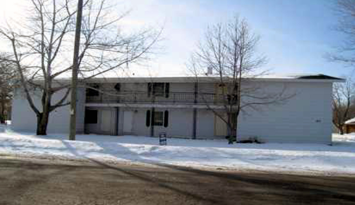 811 Main St in Oconto Falls, WI - Building Photo