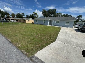 2346 Lakeshore Cir in Port Charlotte, FL - Building Photo