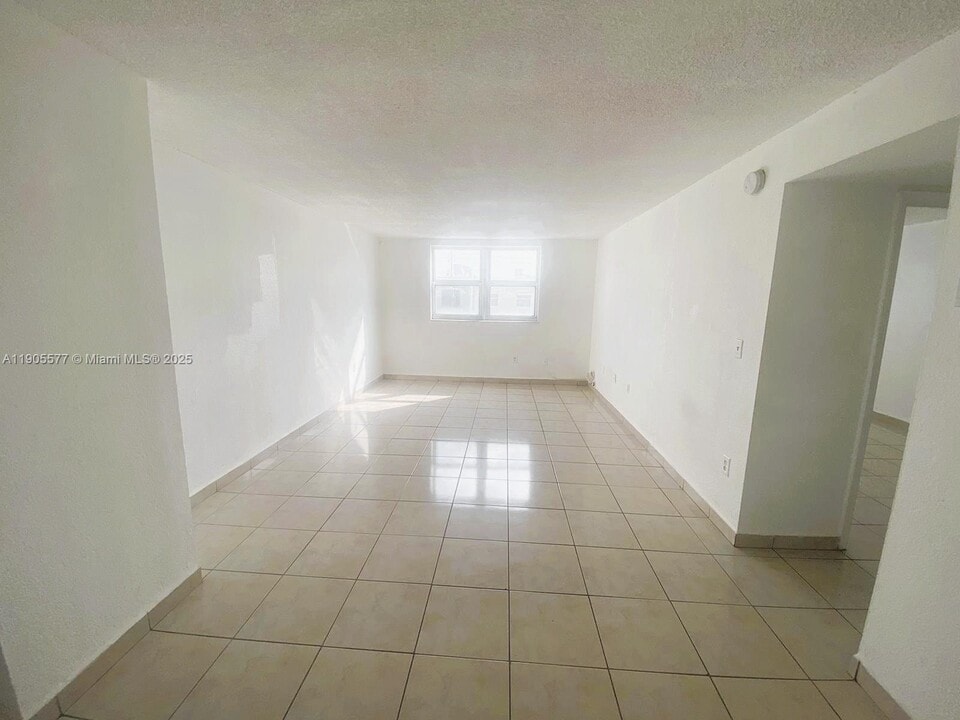 666 W 81st St in Hialeah, FL - Building Photo