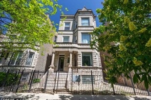 3110 W Fullerton Ave, Unit G in Chicago, IL - Building Photo