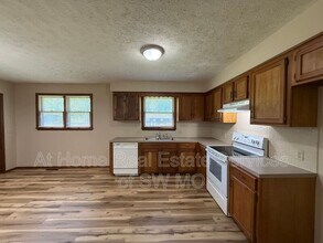 103 S Cottonwood Ave in Republic, MO - Building Photo - Building Photo