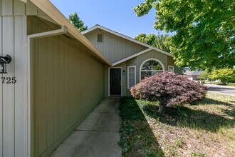 725 Aspen St in Medford, OR - Building Photo - Building Photo