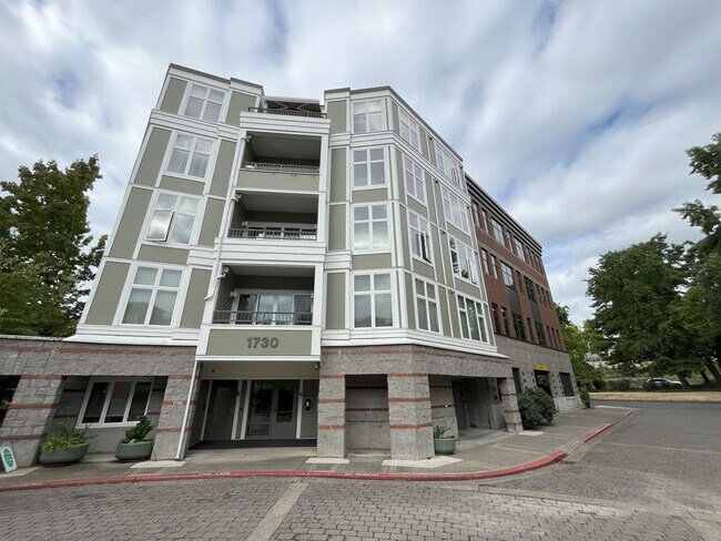 1730 S Harbor Way in Portland, OR - Building Photo - Building Photo