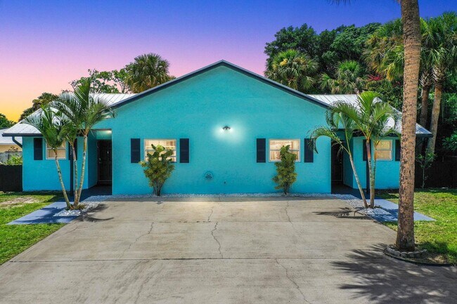 2134 NE Pelican Terrace in Jensen Beach, FL - Building Photo - Building Photo