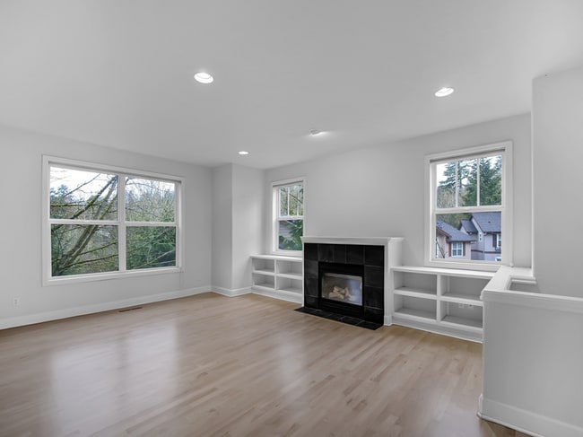 2377 NW Burkhart Dr in Portland, OR - Building Photo - Building Photo