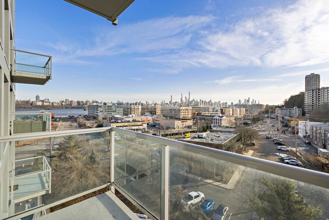 143 Old River Rd in Edgewater, NJ - Building Photo