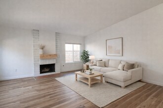 25444 Vía Pacifica in Santa Clarita, CA - Foto de edificio - Building Photo