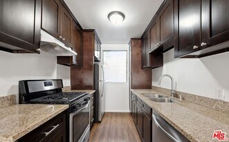 633 Hayworth Ave in Los Angeles, CA - Building Photo