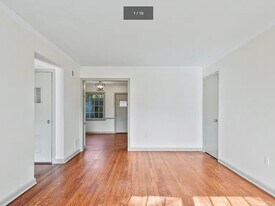 236 E 60th St in Savannah, GA - Building Photo