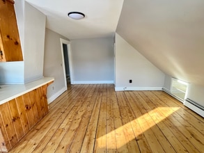 50 N Main St in Strong, ME - Foto de edificio - Building Photo