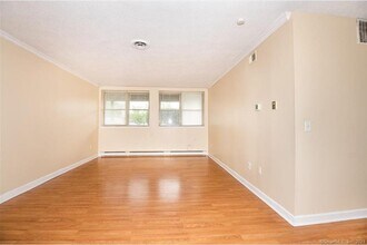 90 Kane St, Unit A-7 in West Hartford, CT - Foto de edificio - Building Photo