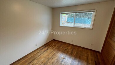 2075 SE Silver Springs Rd in Milwaukie, OR - Building Photo - Building Photo