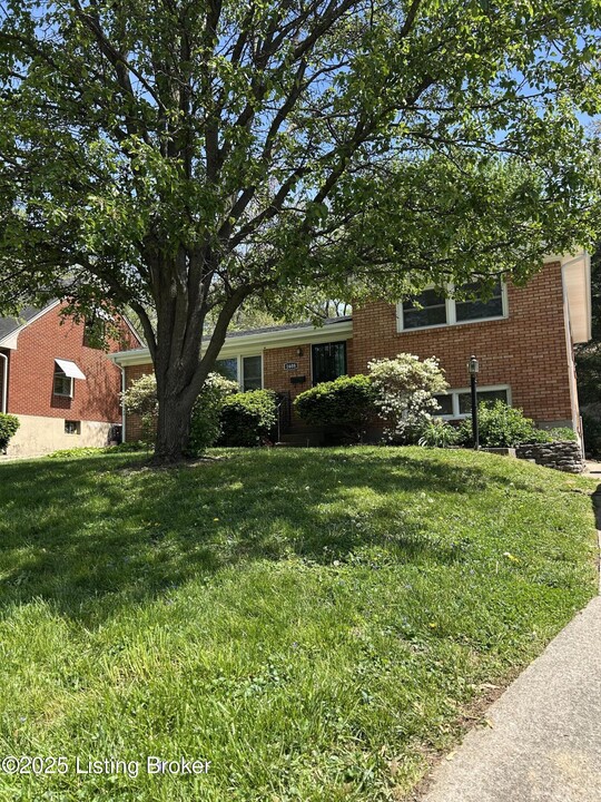 1608 Whippoorwill Rd in Louisville, KY - Building Photo