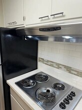 1405 Oak Grove Ave, Unit 106 in Burlingame, CA - Building Photo - Building Photo