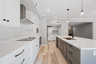 2113 Lake Village Dr in Houston, TX - Foto de edificio - Building Photo