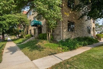 490 Iowa Ave, Unit 5 in Iowa City, IA - Foto de edificio - Building Photo