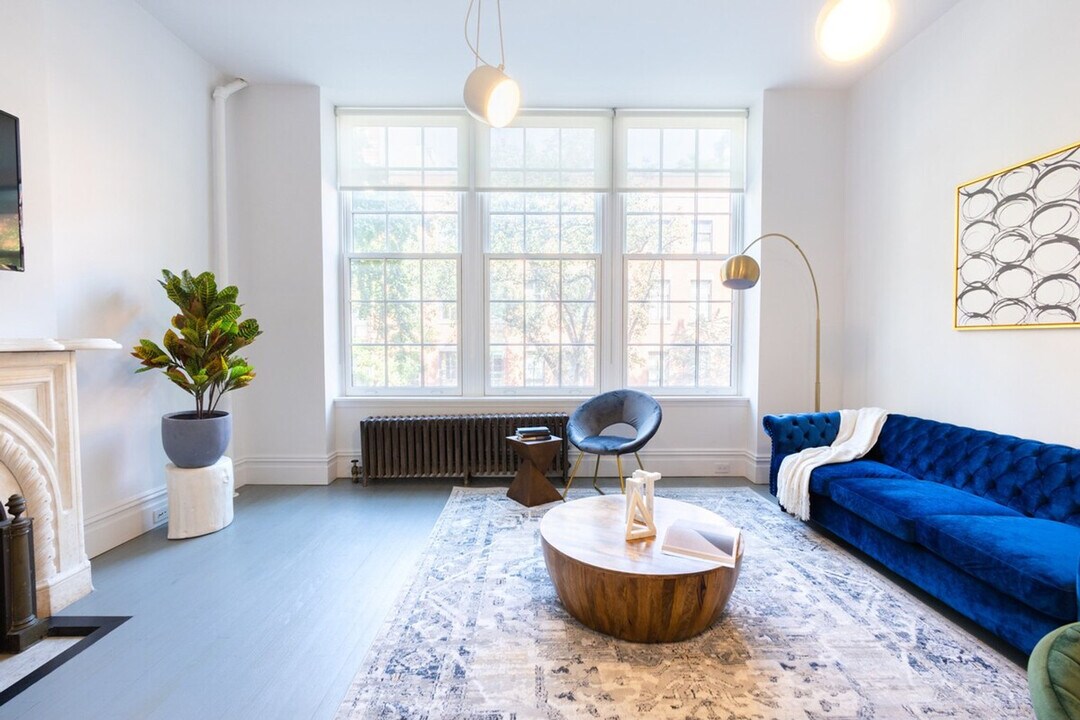 112 E 10th St in New York, NY - Building Photo